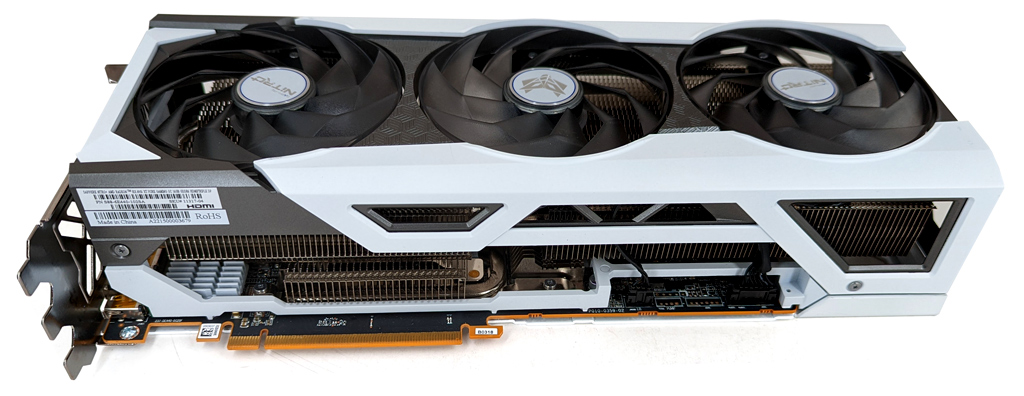 Die PULSE RX 6950 XT Pure kommt mit einer gewaltigen Quad-Slot-Kühlung daher.