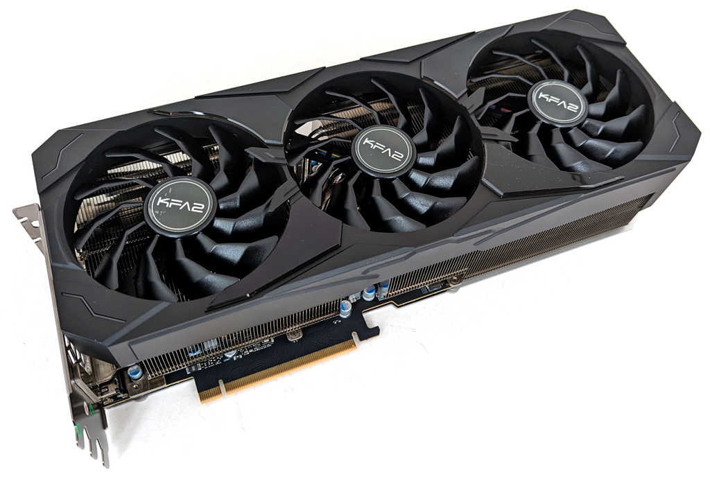 Drei Axial-Lüfter zeichnen sich für die Kühlung der GeForce-GPU verantwortlich.