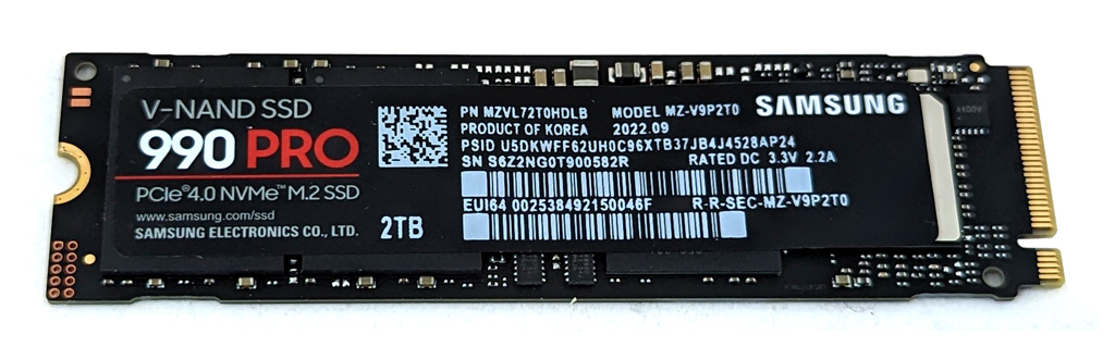 Die Samsung SSD 990 PRO kommt ohne Kühlkörper aus.