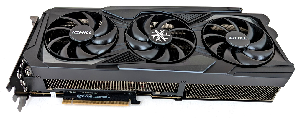 Drei Axial-Lüfter zeichnen sich für die Kühlung der GeForce-GPU verantwortlich.