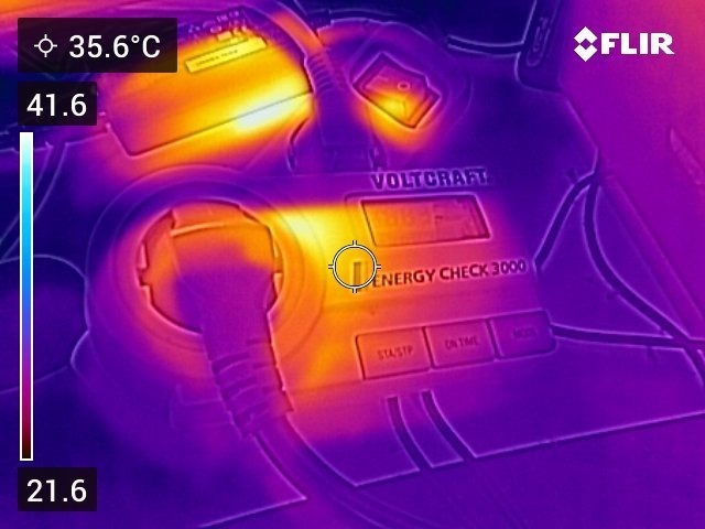 Unser Leistungsmessgerät unter der Wärmebildkamera.