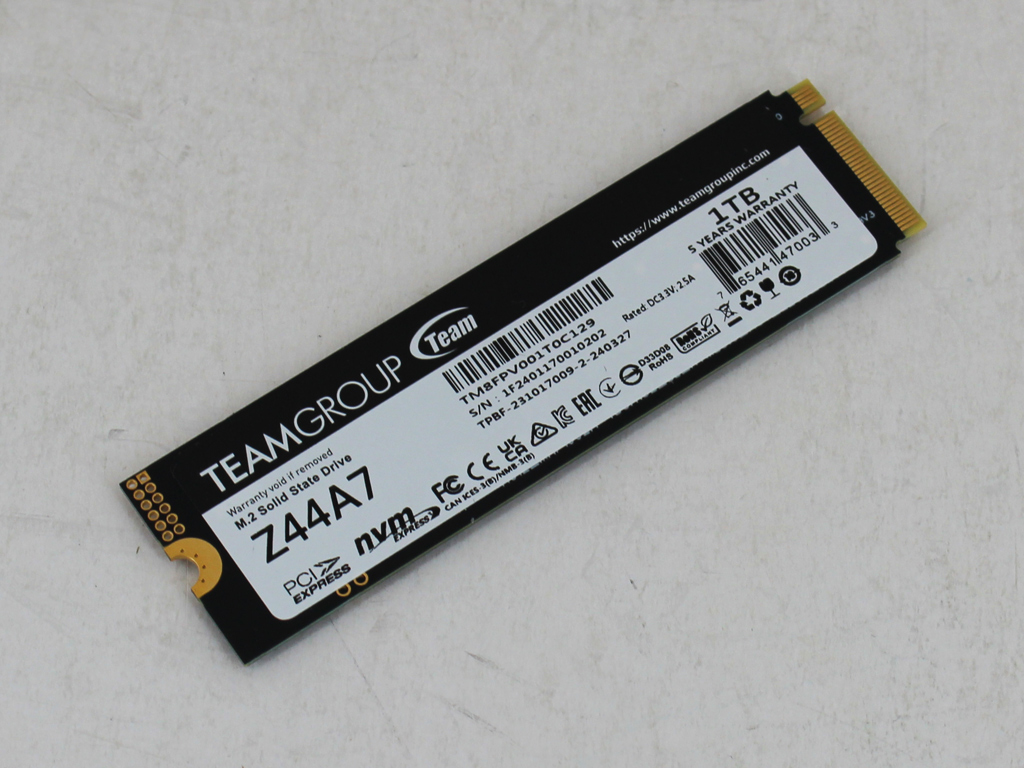 Unterseite mit Typenschild zum Solid State Drive.