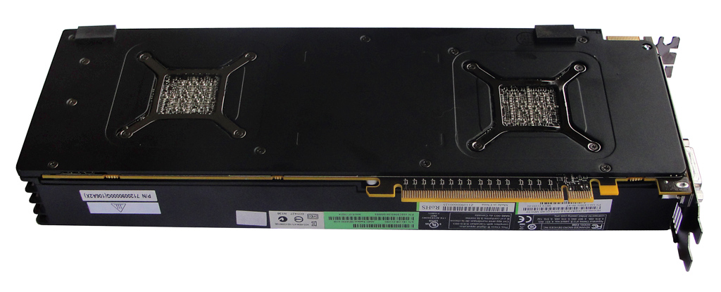 Die massive Sapphire Radeon HD 6990 von der Unterseite.