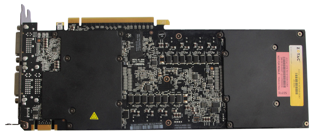 Die ZOTAC GeForce GTX 590 von der Unterseite.