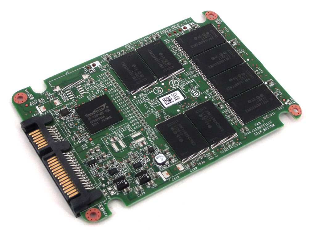 Unter die Haube gesehen: Das PCB der Intel SSD 520 mit 240 GB Speichervolumen.