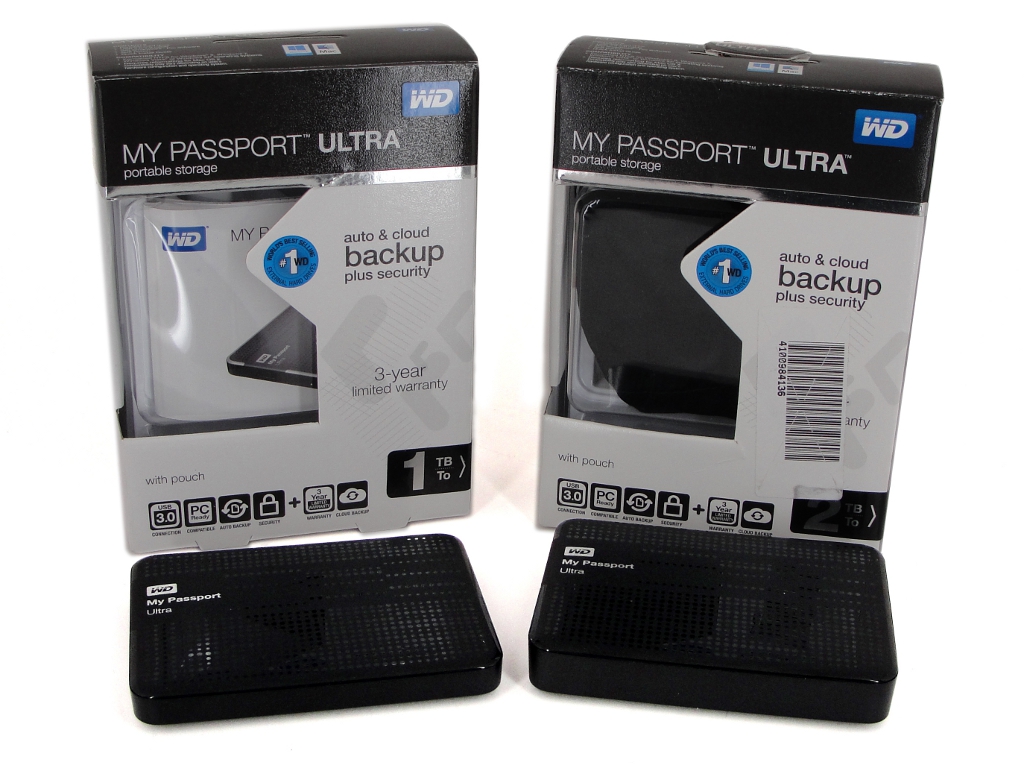 Western Digital My Passport Ultra (WDBZFP0010BBK-EESN mit 1 TB und WDBMWV0020BBK-EESN mit 2 TB) vor der Verpackung (links) und ohne Verpackung (rechts).