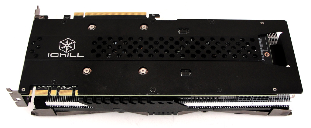 Auf der Rückseite der GTX 980 Ti befindet sich eine großflächige Backplate.