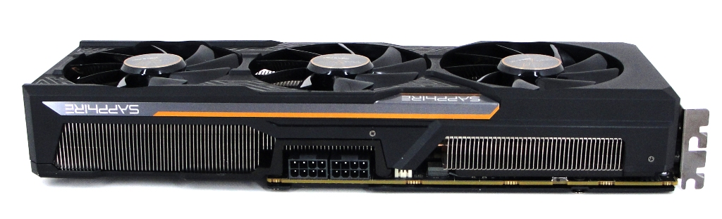 Die Sapphire Radeon R9 Fury Tri-X OC von der Seite.