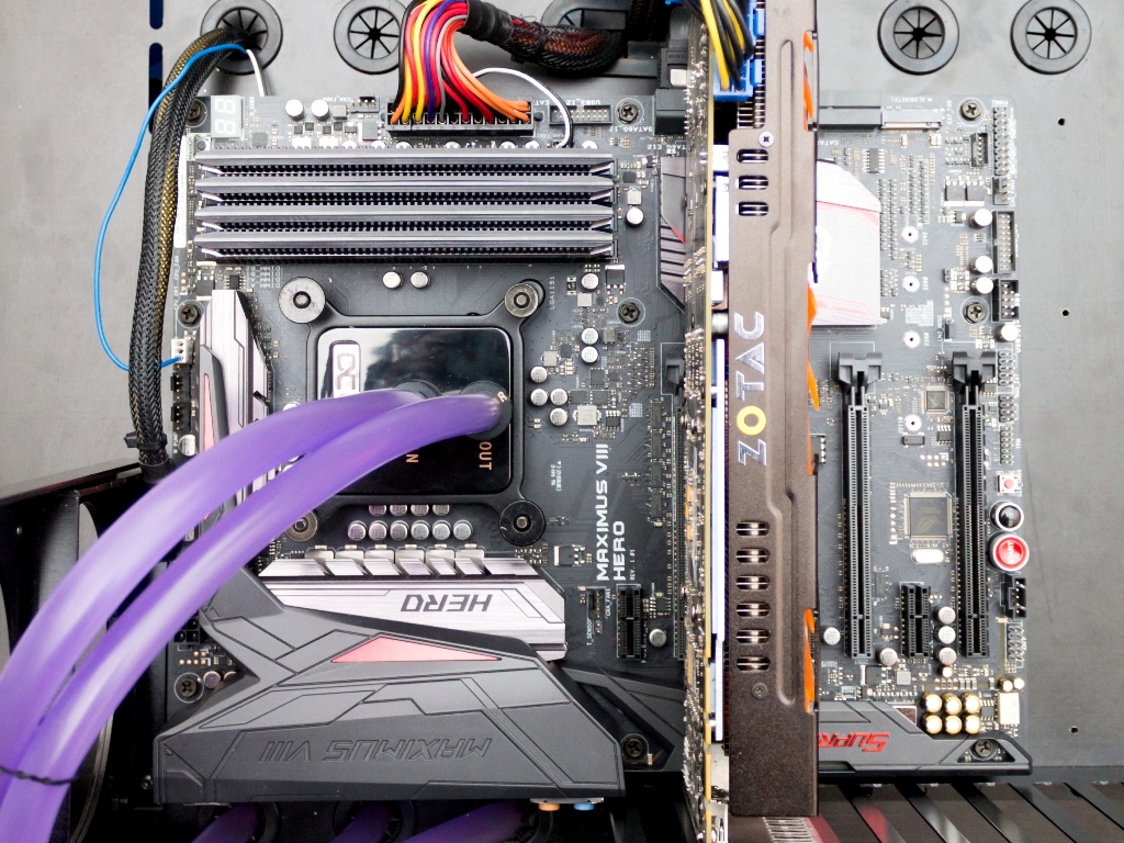 ASUS MAXIMUS VIII HERO (Intel Z170-Chipsatz, Sockel 1151) auf unserer Benchtable.