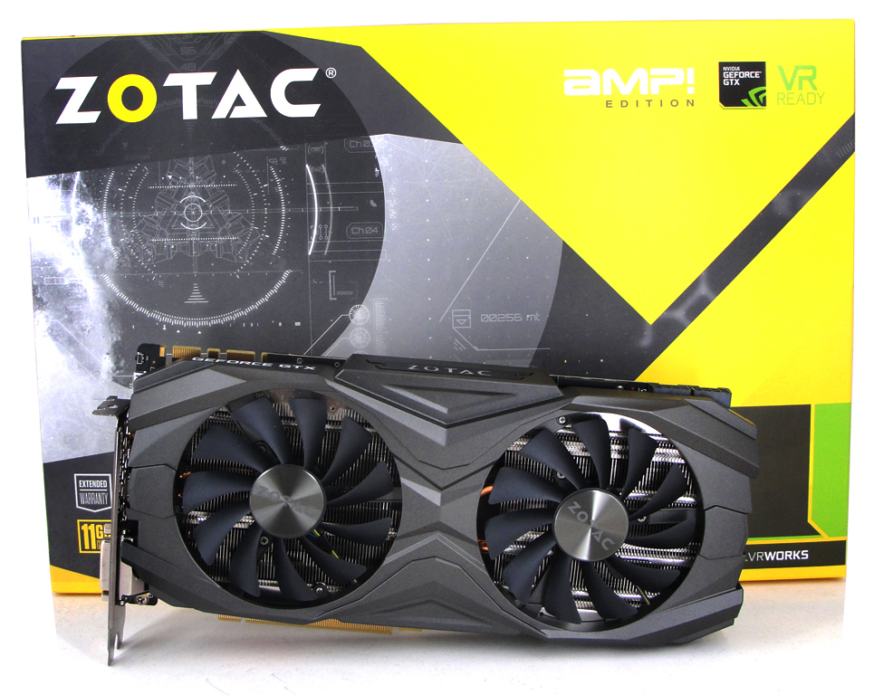 Die ZOTAC GeForce GTX 1080 Ti AMP Edition Grafikkarte samt dazugehöriger Verpackung abgelichtet.