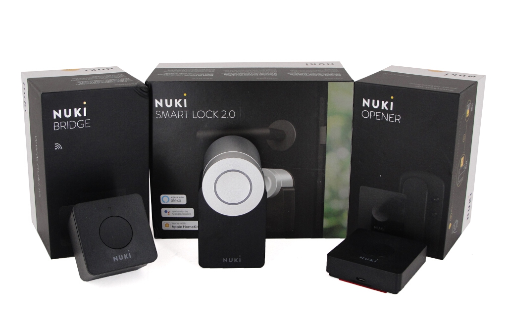 Das Set aus Smart Lock 2.0, Bridge und Opener von Nuki.